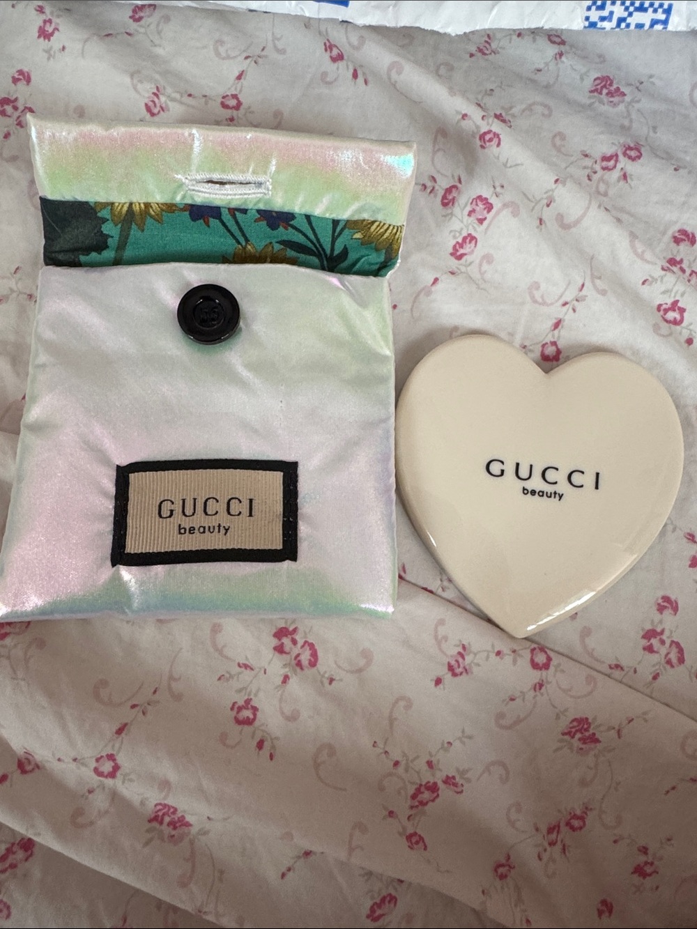 Gucci Beauty Heart Compact with Iridescent Pouch - White